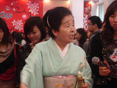 Nghệ nhân Nhật bản giới thiệu cách làm bộ búp bê “Đón Tết”