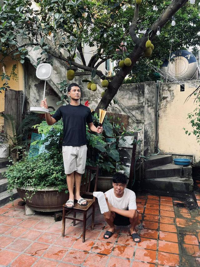 Thanh Sơn và Trung Ruồi có nhiều màn phối hợp ăn ý trong "11 tháng 5 ngày". Thanh Sơn và Trung Ruồi có nhiều màn phối hợp ăn ý trong "11 tháng 5 ngày".