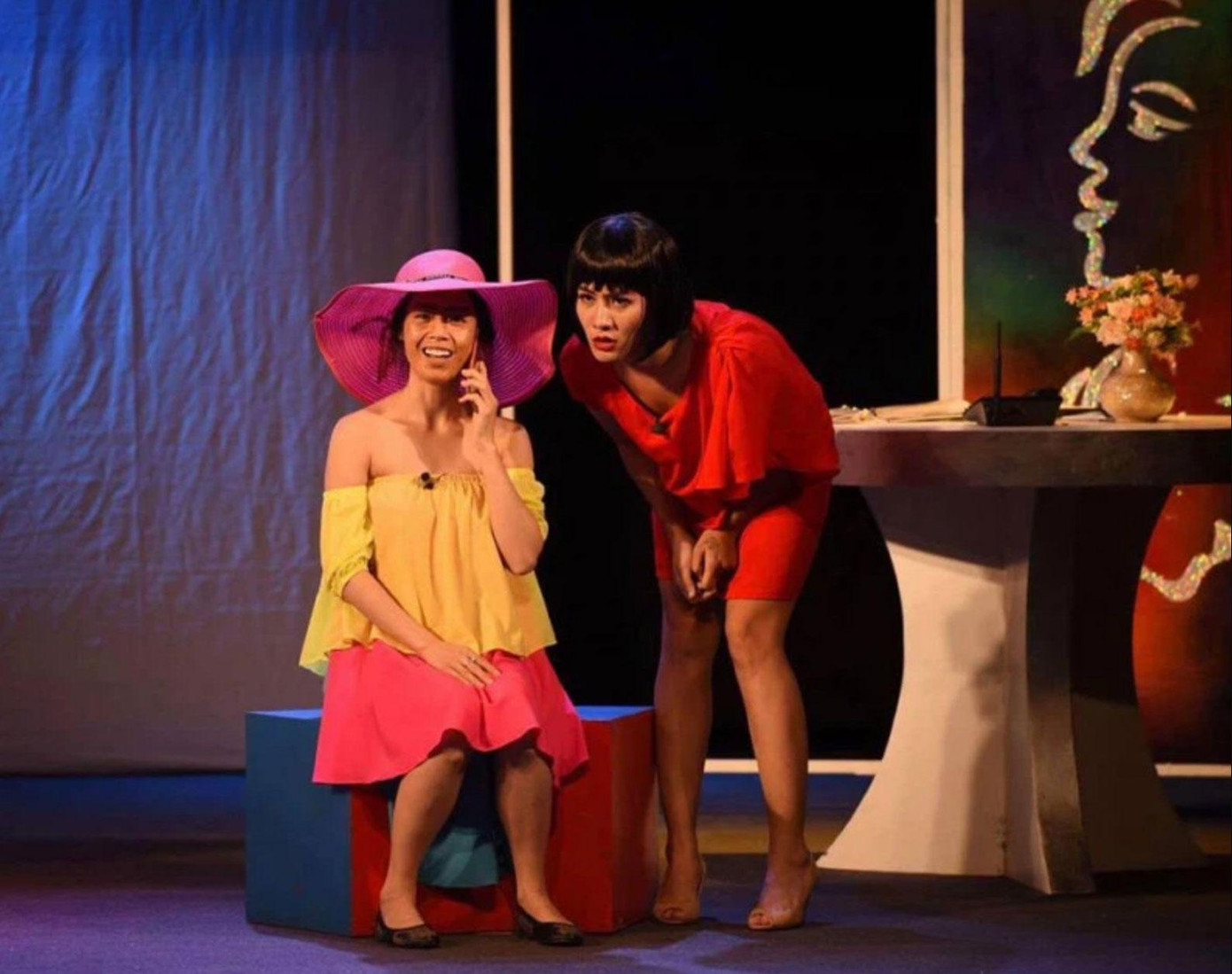 Nghệ sĩ Anh Thơ (áo vàng) trong vở kịch "Tôi đẹp... Tôi có quyền" của Nhà hát Tuổi trẻ.