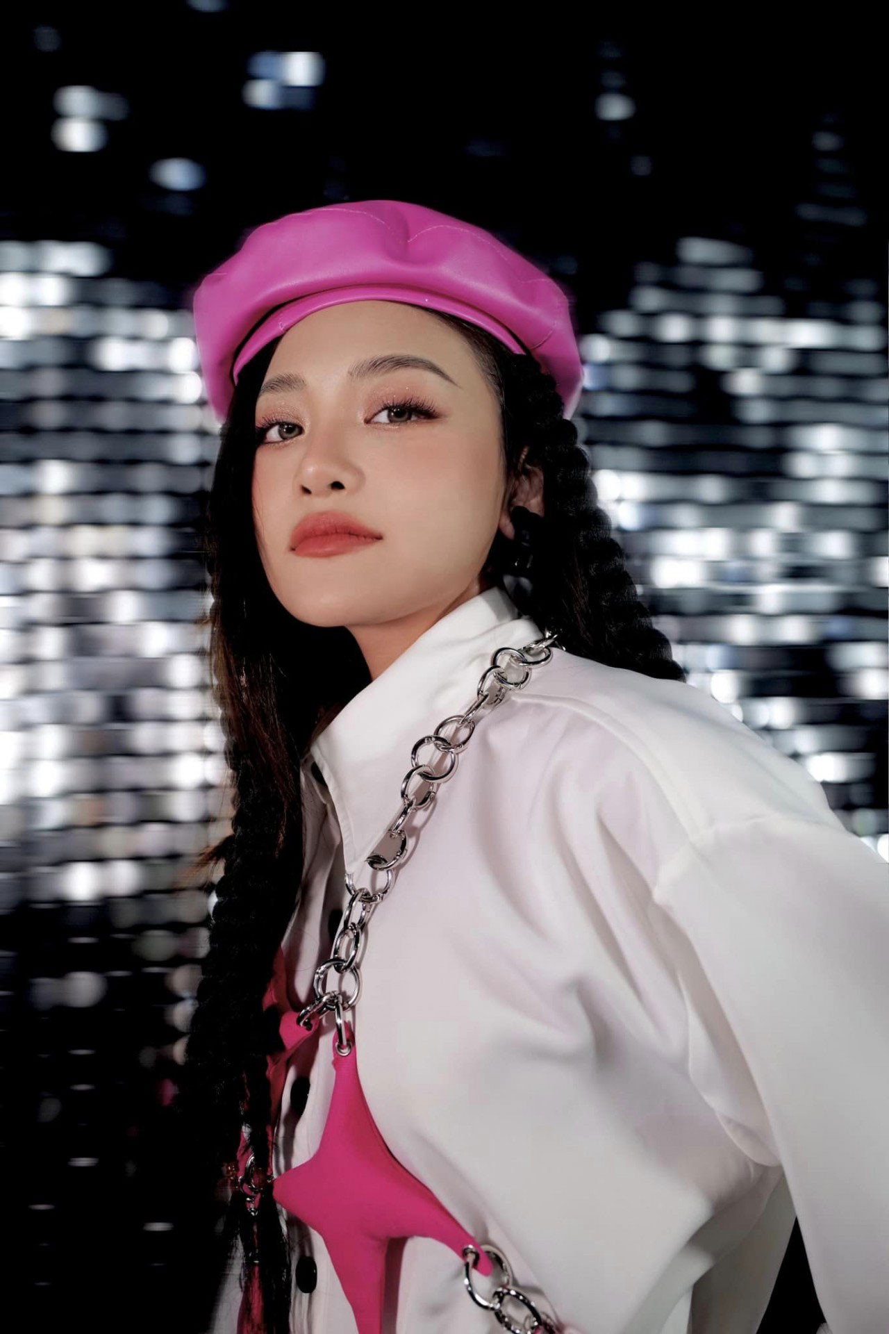 Sau nhiều biến cố, nữ diễn viên nhận ra mình yếu đuối. Sau nhiều biến cố, nữ diễn viên nhận ra mình yếu đuối.