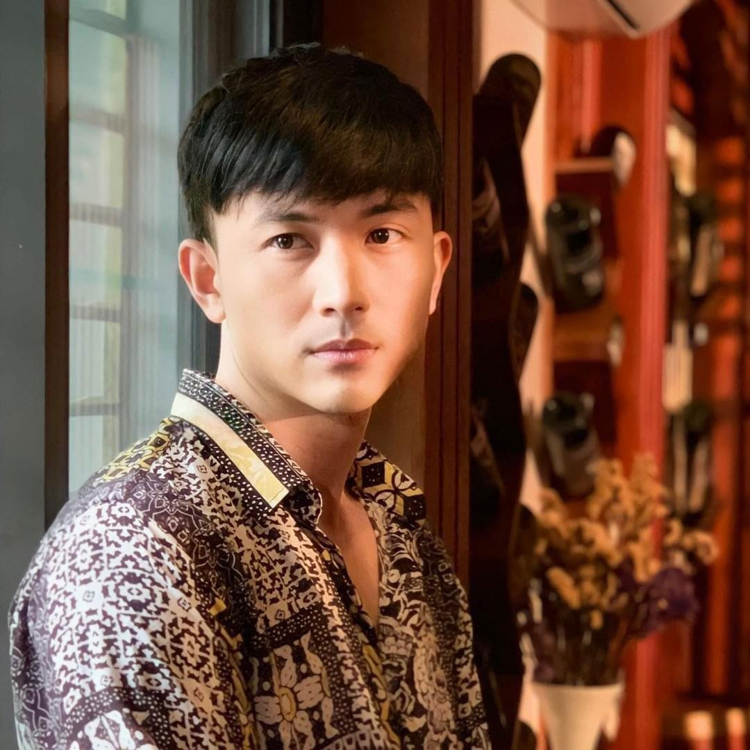 Ở "Hương vị tình thân", Anh Vũ thể hiện một chàng trai si tình, trầm lắng. Ở "Hương vị tình thân", Anh Vũ thể hiện một chàng trai si tình, trầm lắng.