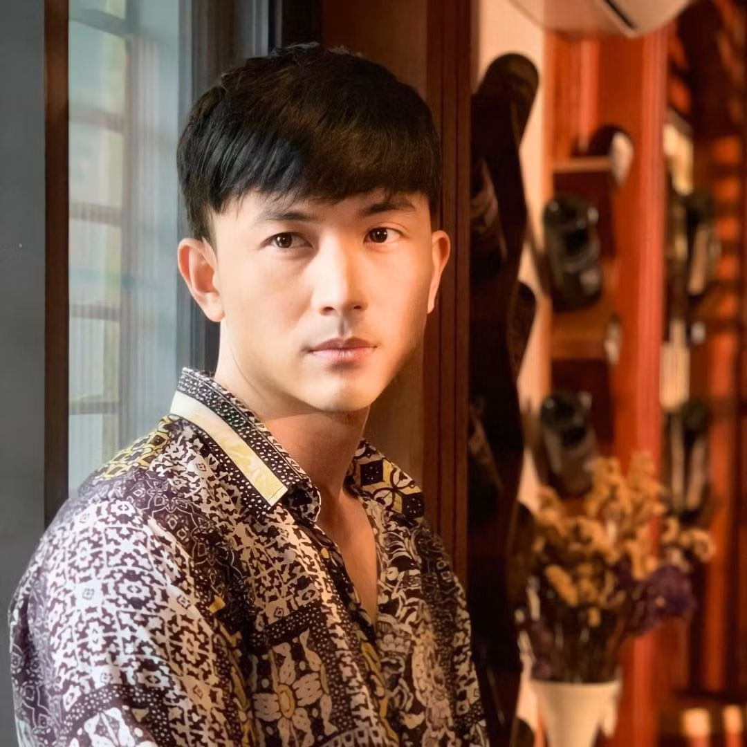 Ở "Hương vị tình thân", Anh Vũ thể hiện một chàng trai si tình, trầm lắng.