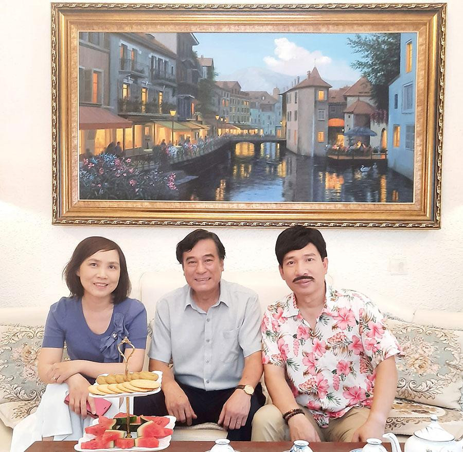 Nữ diễn viên chụp ảnh cùng NSND Mạnh Cường, NSƯT Quang Thắng hậu trường phim "11 tháng 5 ngày".