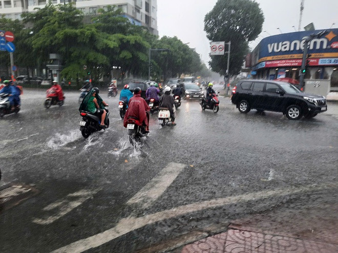 Đường sá TP HCM lênh láng nước trong cơn mưa lớn chiều nay.