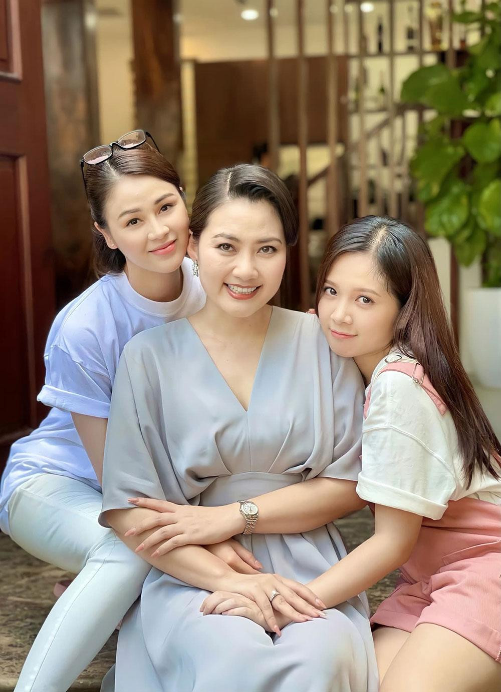 Trong "Mặt nạ gương", Ngọc Huyền vào vai Mai, em gái cùng cha khác mẹ với Hoa (Lương Thu Trang).