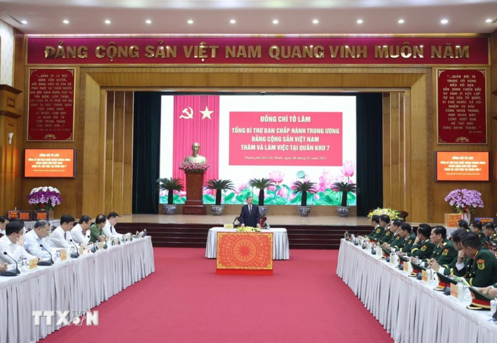 Tổng Bí thư Tô Lâm, Bí thư Quân ủy Trung ương làm việc với lãnh đạo Quân khu 7. (Ảnh: Thống Nhất/TTXVN).
