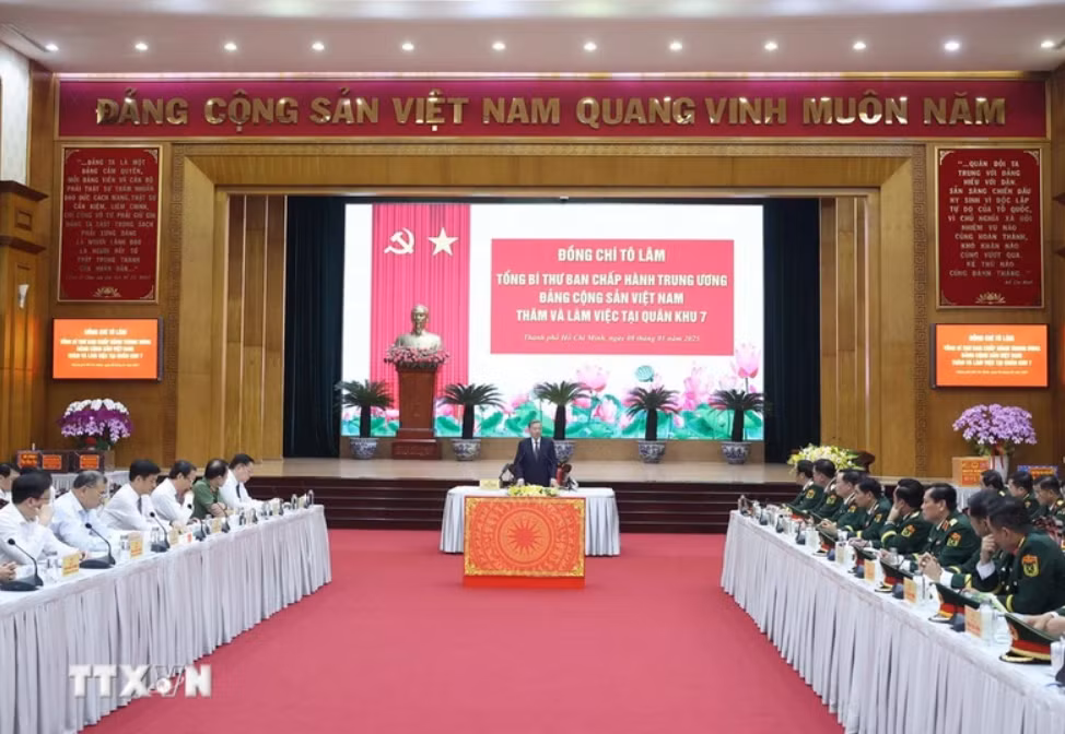 Tổng Bí thư Tô Lâm, Bí thư Quân ủy Trung ương làm việc với lãnh đạo Quân khu 7. (Ảnh: Thống Nhất/TTXVN).