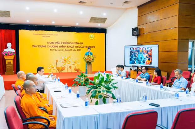 Quang cảnh buổi tham vấn ý kiến chuyên gia trong xây dựng chương trình khoá tu mùa hè 2025 của Chùa Ba Vàng.
