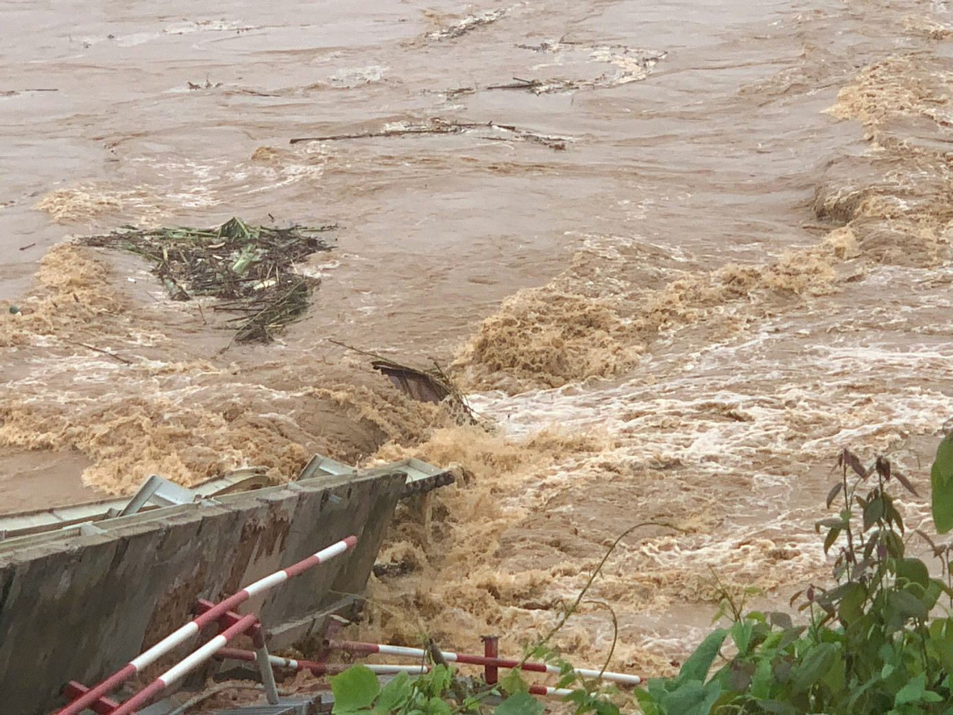 Thời điểm 13 giờ 30 phút, lực lượng cứu hộ đã triển khai phương án cứu hộ. 2 chiếc cano đã được bố trí sẵn 2 bờ sông. Tuy nhiên, nước vẫn rất xiết, chưa thể tiến hành cứu hộ.