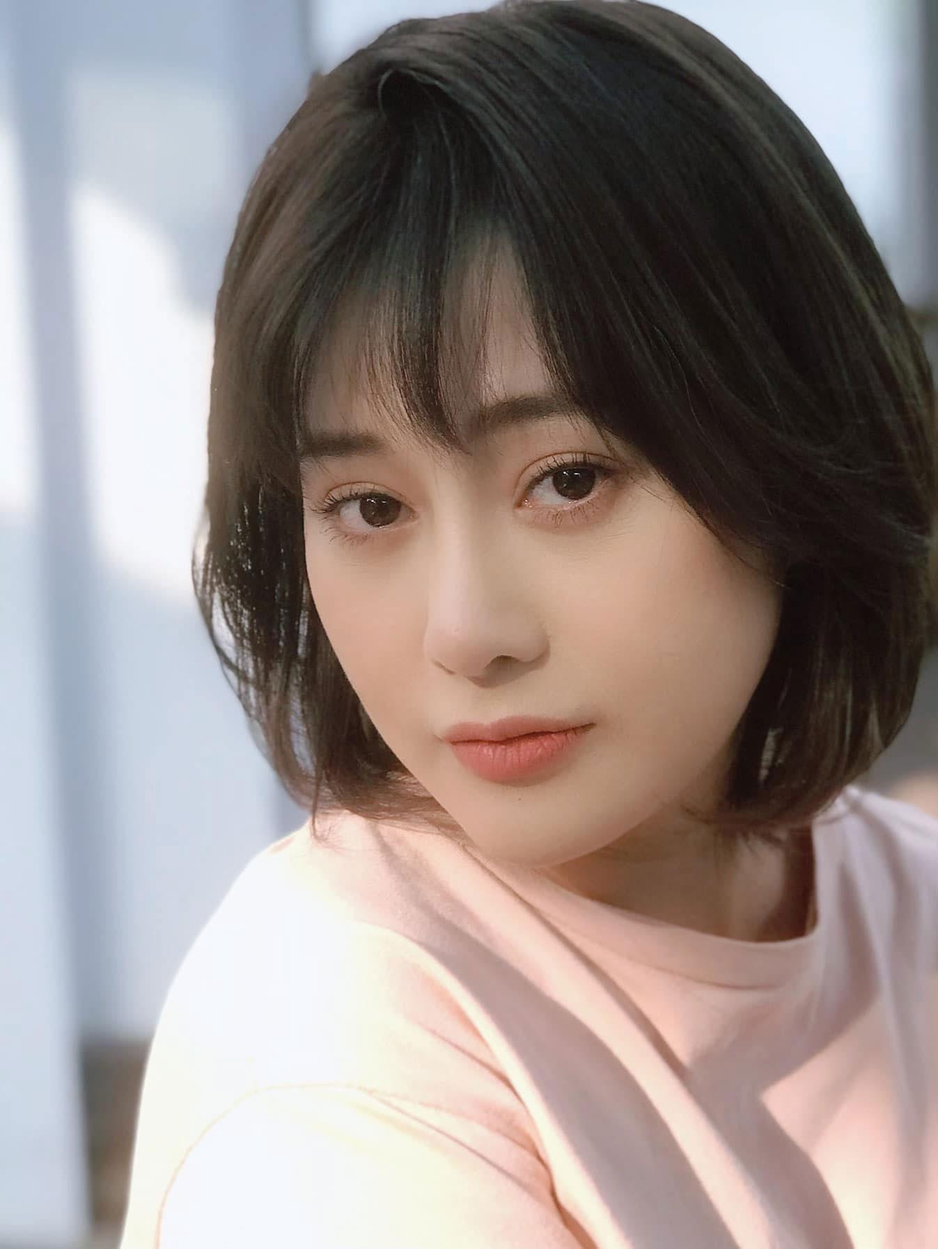 Khi so sánh hình ảnh hiện tại của nữ diễn viên “Hương vị tình thân” với hình ảnh trong quá khứ, nhiều người cho rằng nữ diễn không thay đổi quá nhiều và vẫn giữ được một số vẻ đẹp thuở nhỏ.