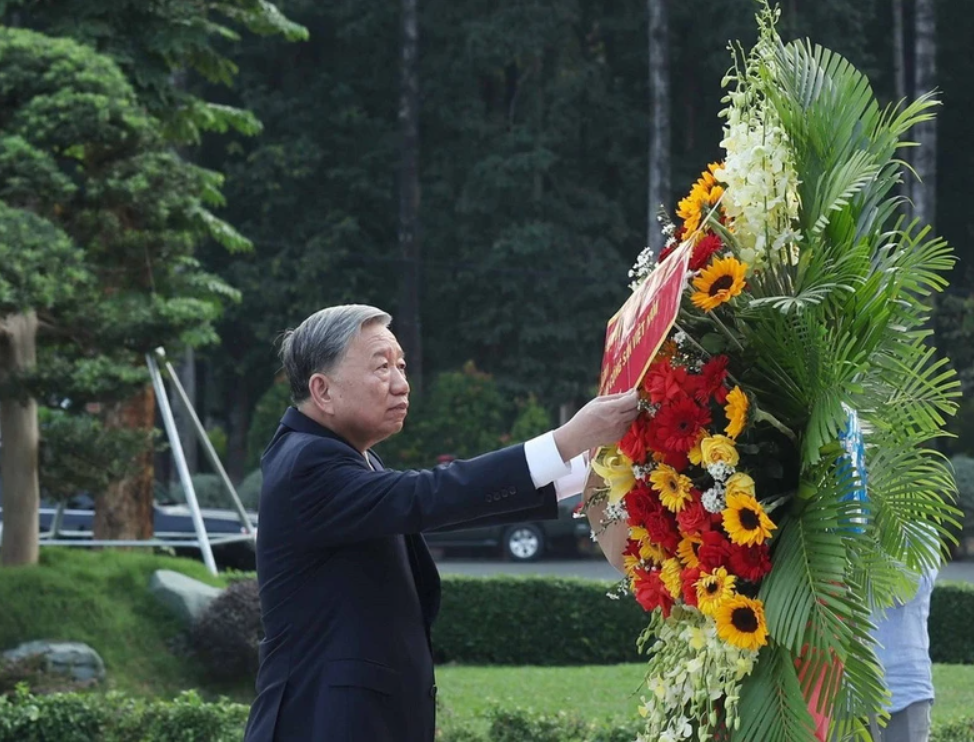 Tổng Bí thư Tô Lâm, Bí thư Quân ủy Trung ương dâng hoa, dâng hương tưởng nhớ Chủ tịch Hồ Chí Minh. (Ảnh: Thống Nhất/TTXVN).
