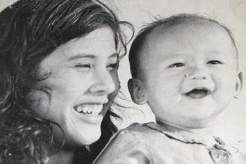 Em bé đáng yêu trong phim "Cánh đồng hoang".