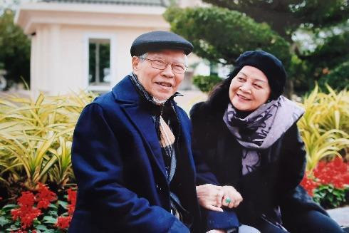 Câu chuyện tình lãng mạn của vợ chồng NSND Ngọc Lan từng khiến nhiều bạn bè trong giới ngưỡng mộ.