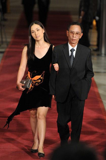 Nhà thơ Hoàng Nhuận Cầm sánh bước bên vợ, diễn viên Điệp Vân.