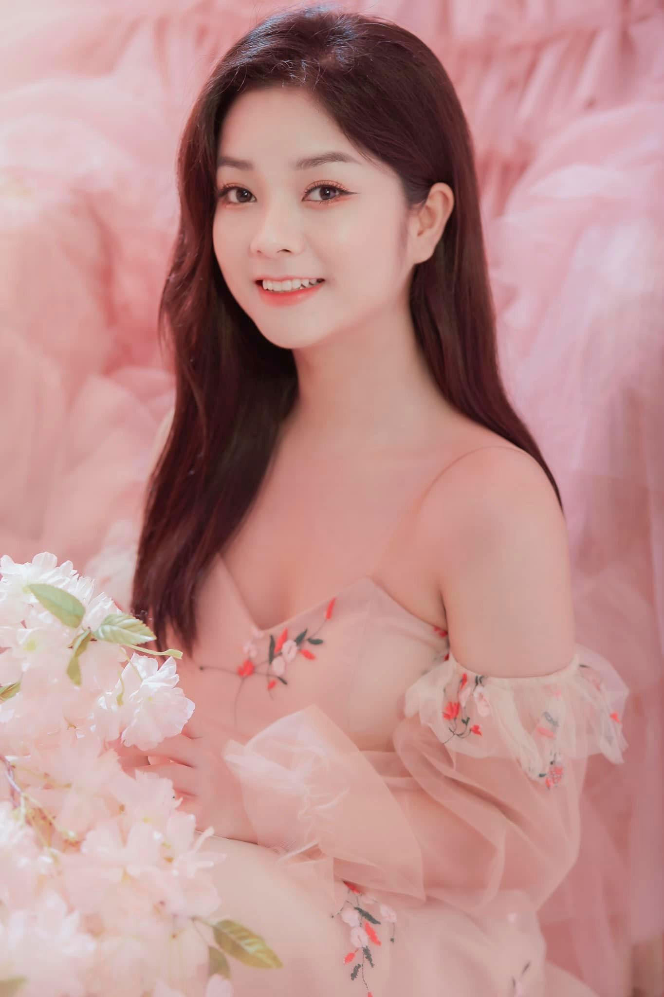 Lệ Quyên tốt nghiệp Đại học Sân khấu điện ảnh, hiện đang công tác tại Nhà hát Tuổi trẻ. Lệ Quyên tốt nghiệp Đại học Sân khấu điện ảnh, hiện đang công tác tại Nhà hát Tuổi trẻ.