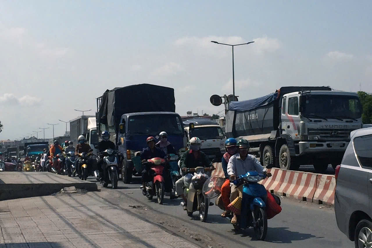 Quốc lộ 51 thường xuyên ùn ứ.