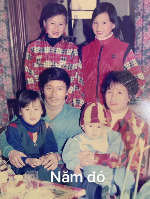 Nữ diễn viên từng đăng tải hình ảnh gia đình 20 năm trước, khi Phương Oanh đang học lớp 1. Số đông khán giả cho rằng hồi bé nữ diễn viên rất dễ thương.