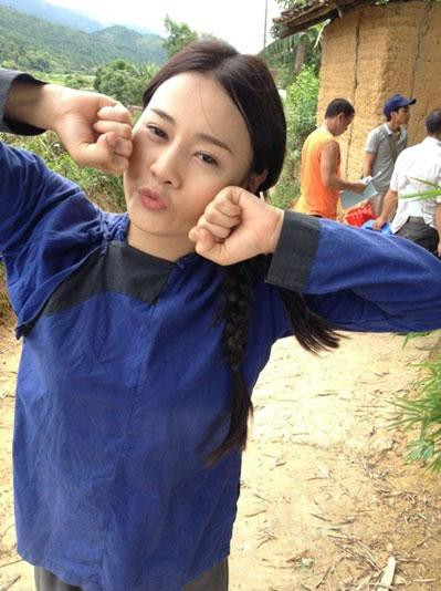 Cũng trong năm 2012, cô nhận ra diễn xuất mới thực sự là đam mê lớn nhất. Người đẹp dừng làm mẫu, chuyển sang đóng phim. Phương Oanh tạo dáng nhí nhảnh ở hậu trường phim "Hoa bay". Lúc này, cô chuyển sang mái tóc thẳng và không để mái.