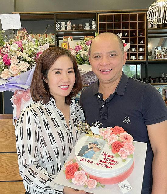 Cặp vợ chồng vừa kỷ niệm 25 năm ngày cưới. Cặp vợ chồng vừa kỷ niệm 25 năm ngày cưới.