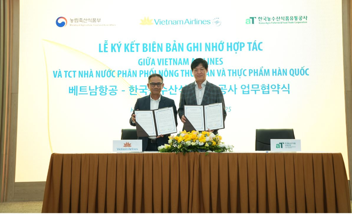 Ông Lê Minh Tuấn - Phó trưởng ban Dịch vụ Hành khách (Vietnam Airlines) và ông Kim Kyoung Cheol - Giám đốc khu vực ASEAN (aT) trao biên bản hợp tác.
