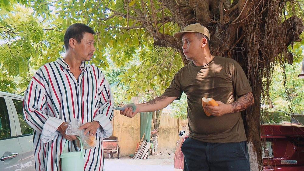 Ra tù, trắng tay, không còn đàn em hay tiền bạc, Chiến &quot;chó&quot; chỉ biết bám víu ông Sinh để nhờ chăm sóc bố khi hắn lo ngược xuôi kiếm tiền.