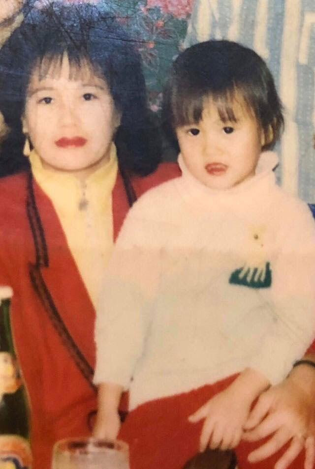 Phương Oanh sinh năm 1989 trong gia đình có 4 anh chị em tại Phủ Lý, Hà Nam. Năm lên 4 tuổi, Phương Oanh bụ bẫm, đáng yêu và được nhận xét là mang cả nét đẹp của bố lẫn mẹ.