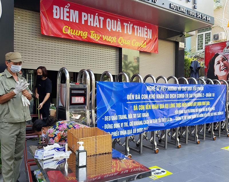 Nghệ sĩ Việt Hương liên tục ủng hộ gạo và thực phẩm cho bà con.