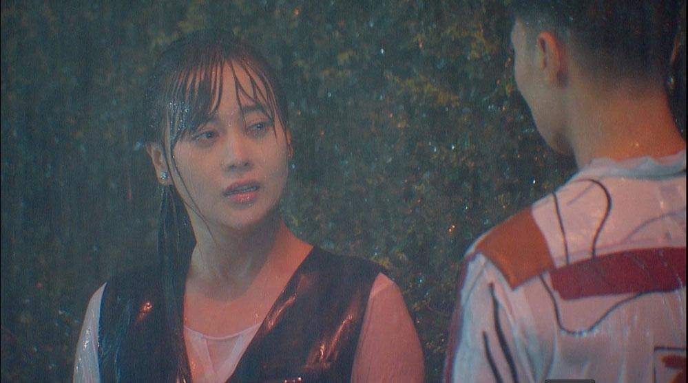 Long đuổi theo Nam trong cơn mưa. Long đuổi theo Nam trong cơn mưa.