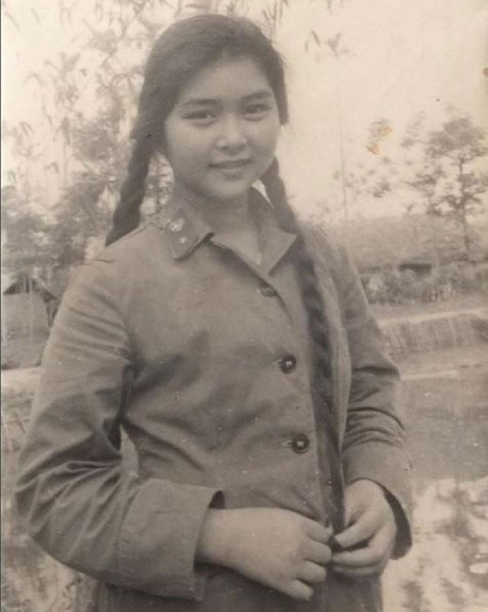 NSƯT Thanh Loan rất tự hào vì được là một nghệ sĩ, chiến sĩ. NSƯT Thanh Loan rất tự hào vì được là một nghệ sĩ, chiến sĩ.