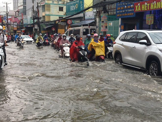 Đường Lê Văn Việt, TP Thủ Đức ngập 30-50cm.