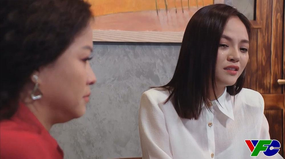 Thy nghẹn ngào nói lên sự thật không được mẹ yêu thương khiến bà Sa lặng thinh rơi nước mắt. Thy nghẹn ngào nói lên sự thật không được mẹ yêu thương khiến bà Sa lặng thinh rơi nước mắt.