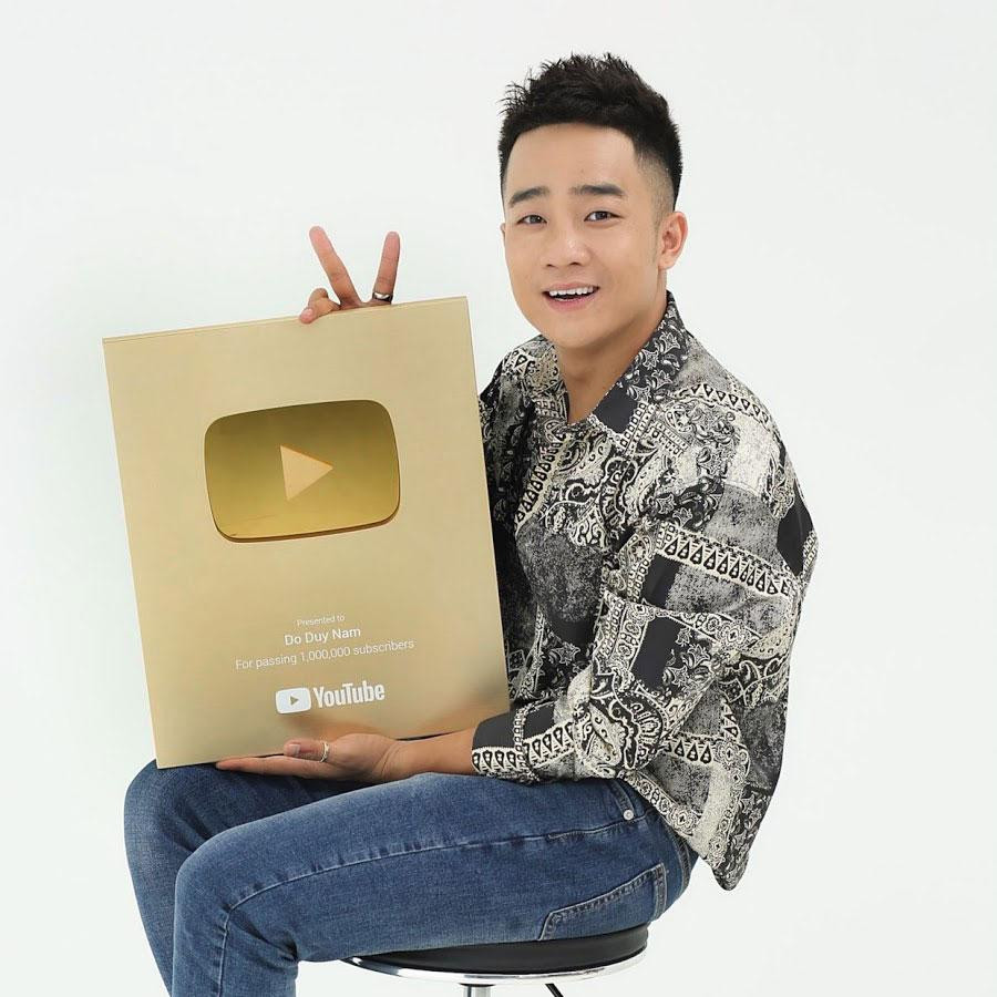 Duy Nam còn là một YouTuber nổi tiếng, sở hữu Nút Vàng danh giá. Duy Nam còn là một YouTuber nổi tiếng, sở hữu Nút Vàng danh giá.
