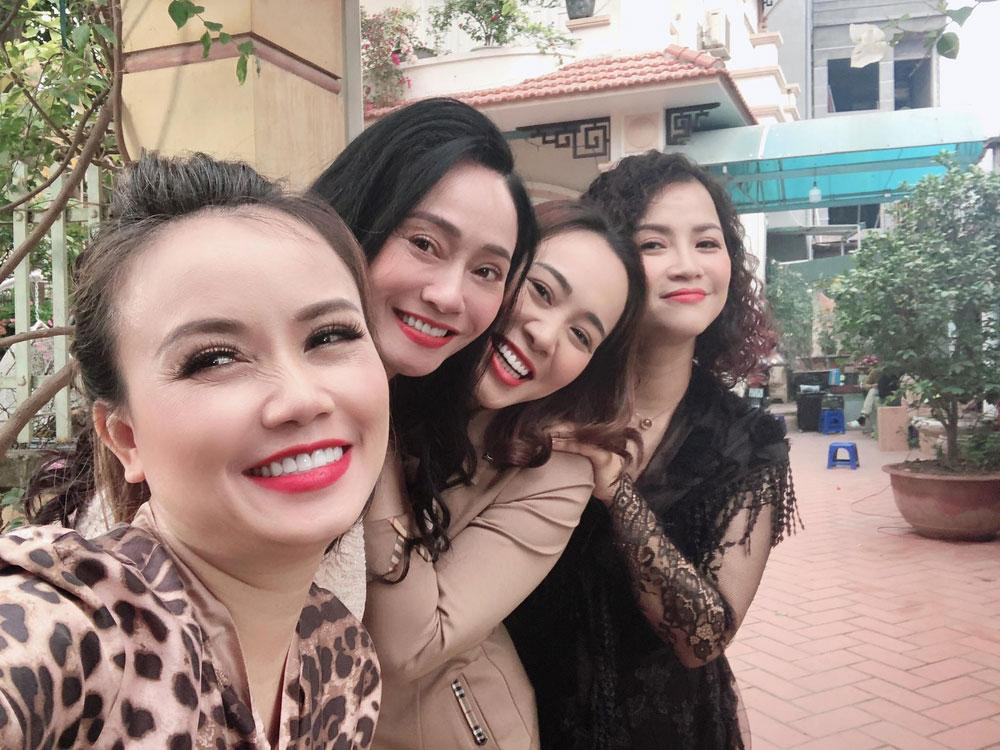 Bà Nguyệt và bà Xuân chơi chung trong nhóm bạn thân... Bà Nguyệt và bà Xuân chơi chung trong nhóm bạn thân...