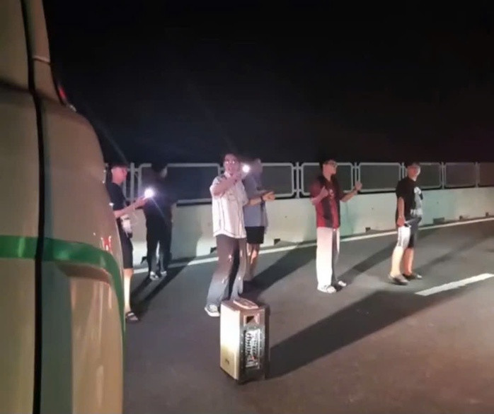 Nhóm người dùng loa kẹo kéo hát karaoke trên đường cao tốc. Ảnh: Tài xế cung cấp