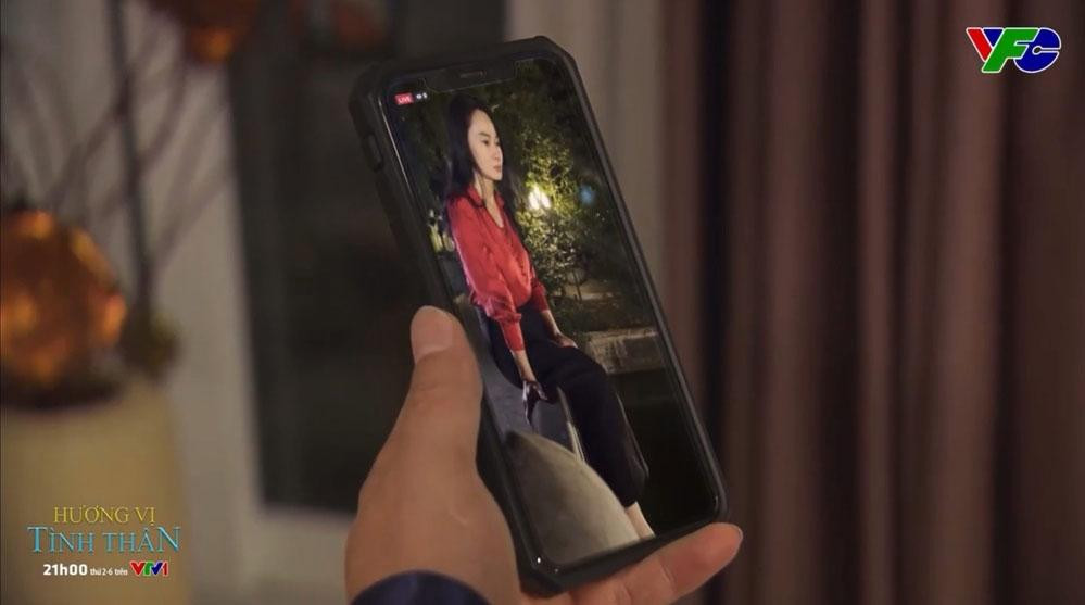 Cảnh bà Xuân đang ngồi trên cầu được một người qua đường quay clip lại.