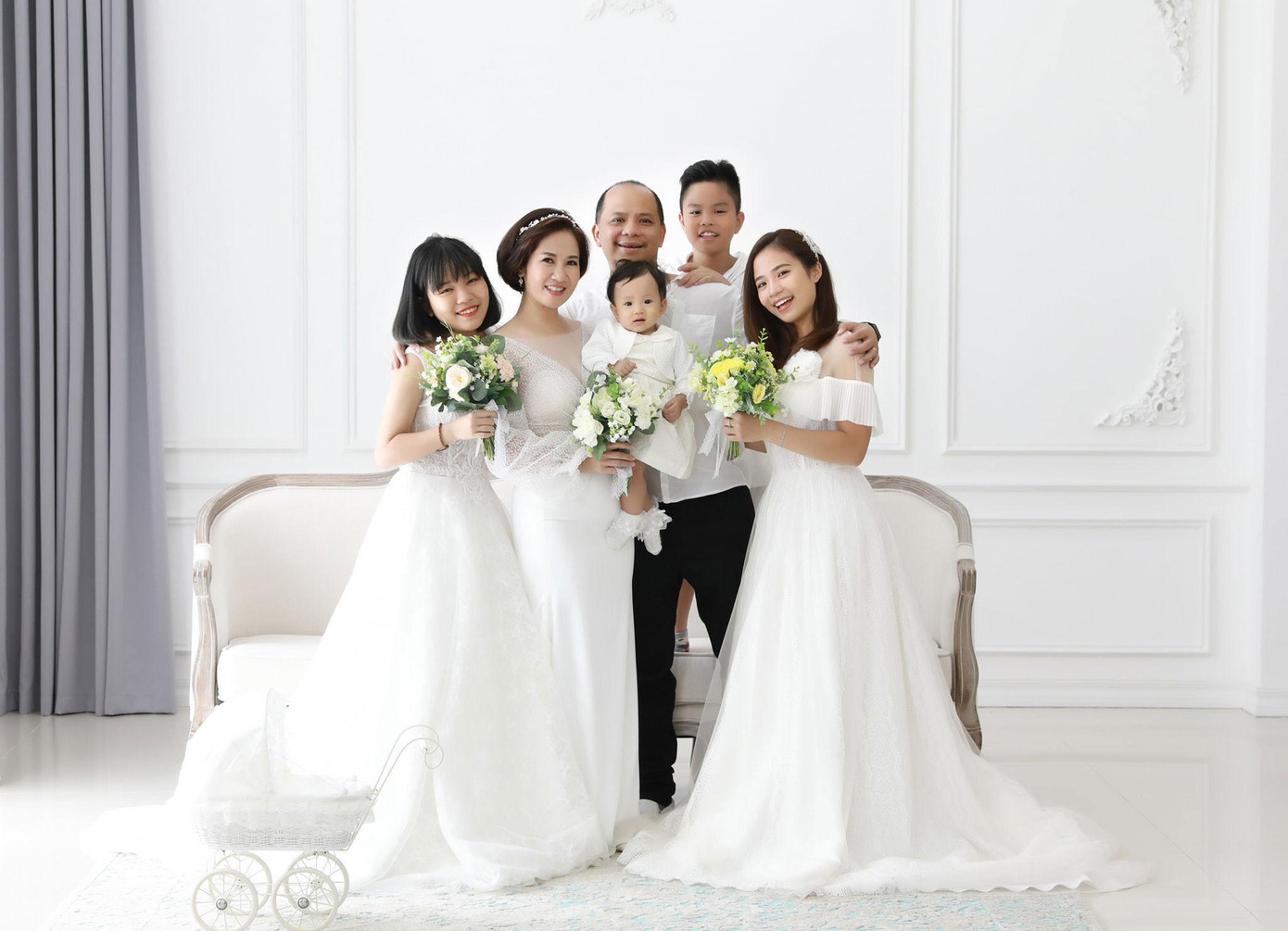 Nguyệt Hằng- Anh Tuấn cùng 4 người con chung. Nguyệt Hằng- Anh Tuấn cùng 4 người con chung.