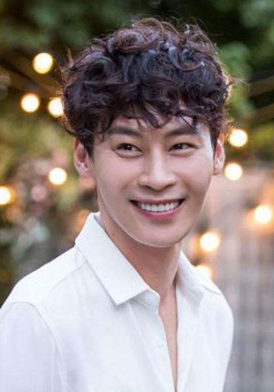 Jung Eun Woo trong tạo hình nhân vật em trai của nam nhân vật chính. Jung Eun Woo trong tạo hình nhân vật em trai của nam nhân vật chính.