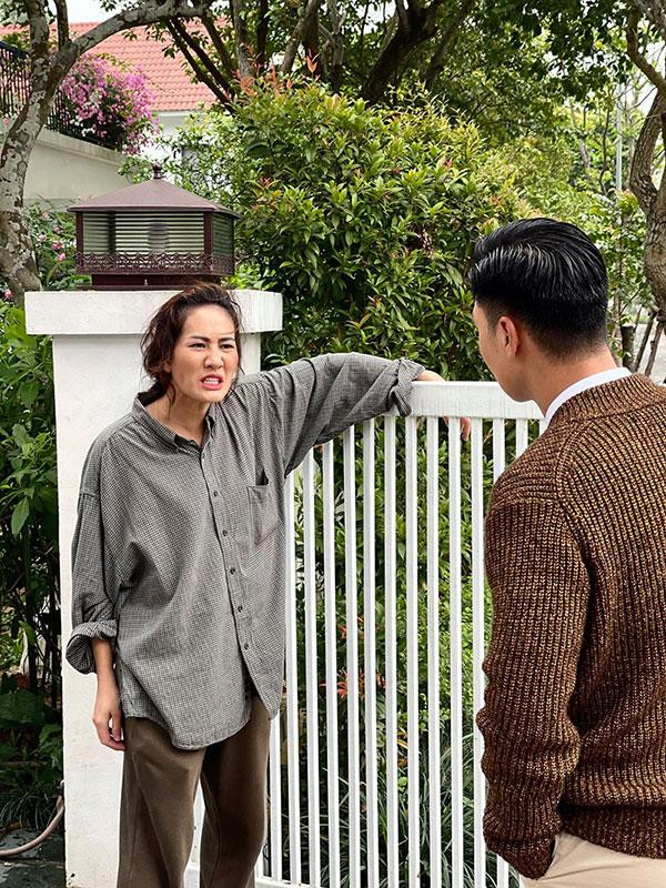 Cô Sâm ăn mặc lôi thôi, đầu bù tóc rối nhưng là trung tâm gây cười ở nhà cụ Dần.