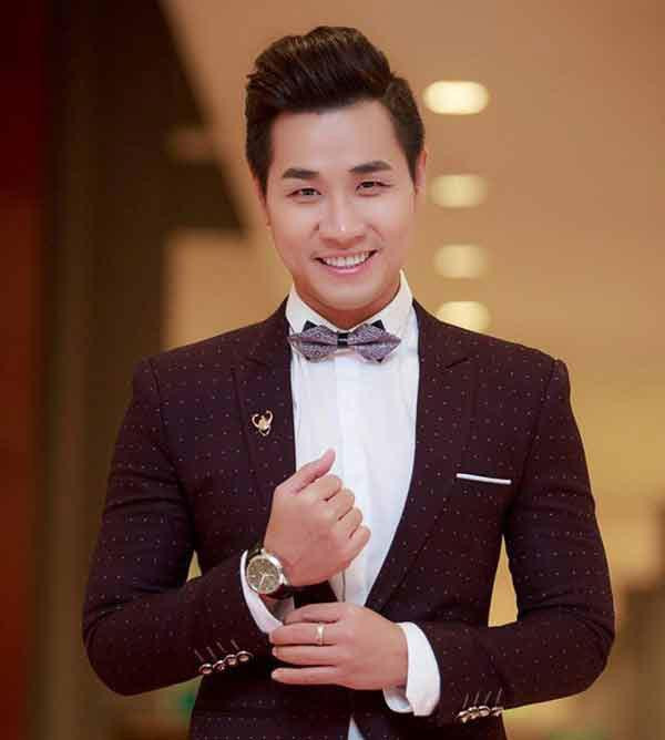 MC Nguyên Khang tức tốc bán khuyến mãi các mặt hàng đồ ăn.