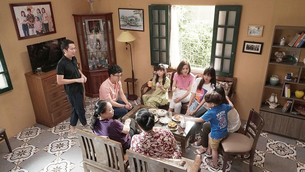 Đạo diễn Bùi Tiến Huy (áo đen) đang trao đổi cùng các diễn viên của "Thương ngày nắng về". Đạo diễn Bùi Tiến Huy (áo đen) đang trao đổi cùng các diễn viên của "Thương ngày nắng về".