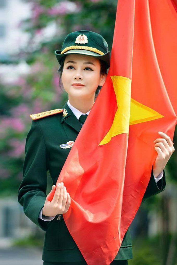 Huyền Sâm còn là một quân nhân chuyên nghiệp, mang quân hàm Đại úy.