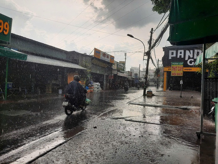 TP Thủ Đức có mưa sớm từ 15 giờ, trời tối sầm lại.