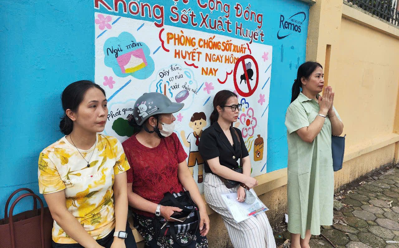 Chị Huyền và chị Hoa cùng các phụ huynh khác chờ con ngoài điểm thi. Ảnh: Thúy Hằng. Chị Huyền và chị Hoa cùng các phụ huynh khác chờ con ngoài điểm thi. Ảnh: Thúy Hằng.