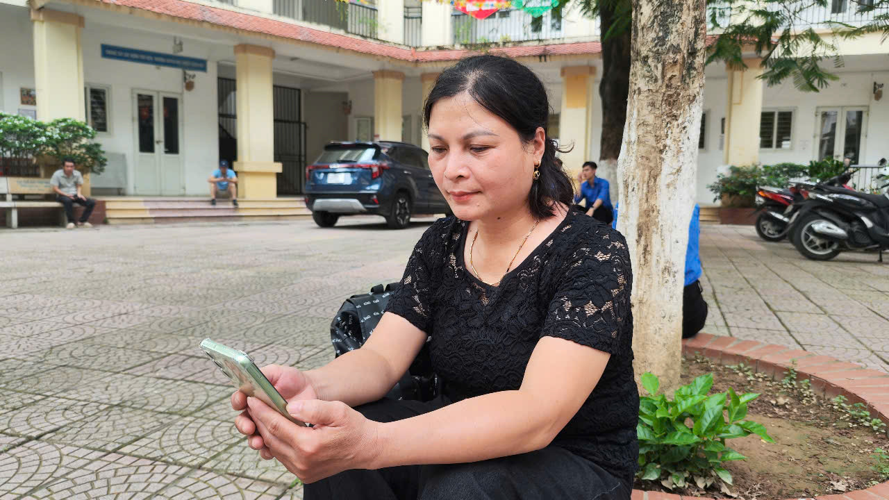 Chị Tám lặng lẽ ngồi chờ con tại trường Tiểu học Phan Đình Giót, nơi được tình nguyện viên sắp xếp cho các phụ huynh ở lại chờ con được nghỉ ngơi. Ảnh: Thúy Hằng. Chị Tám lặng lẽ ngồi chờ con tại trường Tiểu học Phan Đình Giót, nơi được tình nguyện viên sắp xếp cho các phụ huynh ở lại chờ con được nghỉ ngơi. Ảnh: Thúy Hằng.