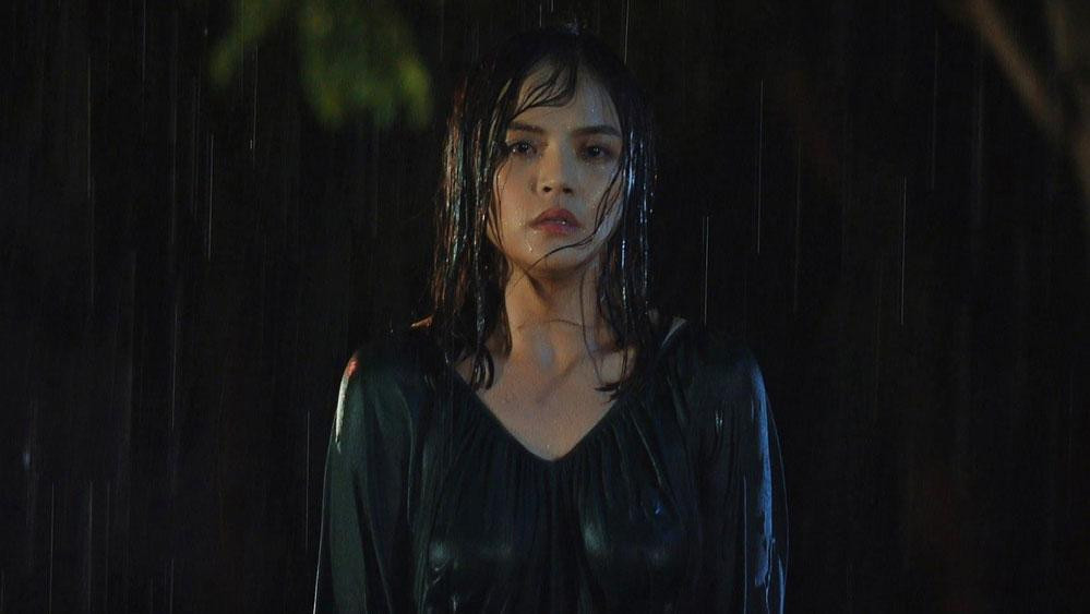 Thất vọng về chồng, Thy bỏ nhà đi trong cơn mưa tầm tã. Thất vọng về chồng, Thy bỏ nhà đi trong cơn mưa tầm tã.