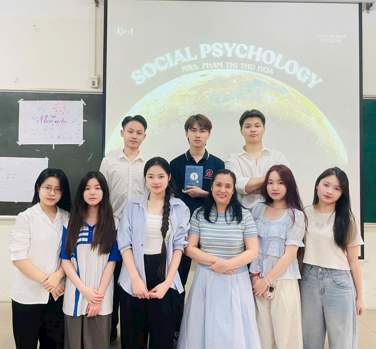 PGS.TS Phạm Thị Thu Hoa cùng sinh viên khoa Tâm lý học. Ảnh: Nhân vật cung cấp