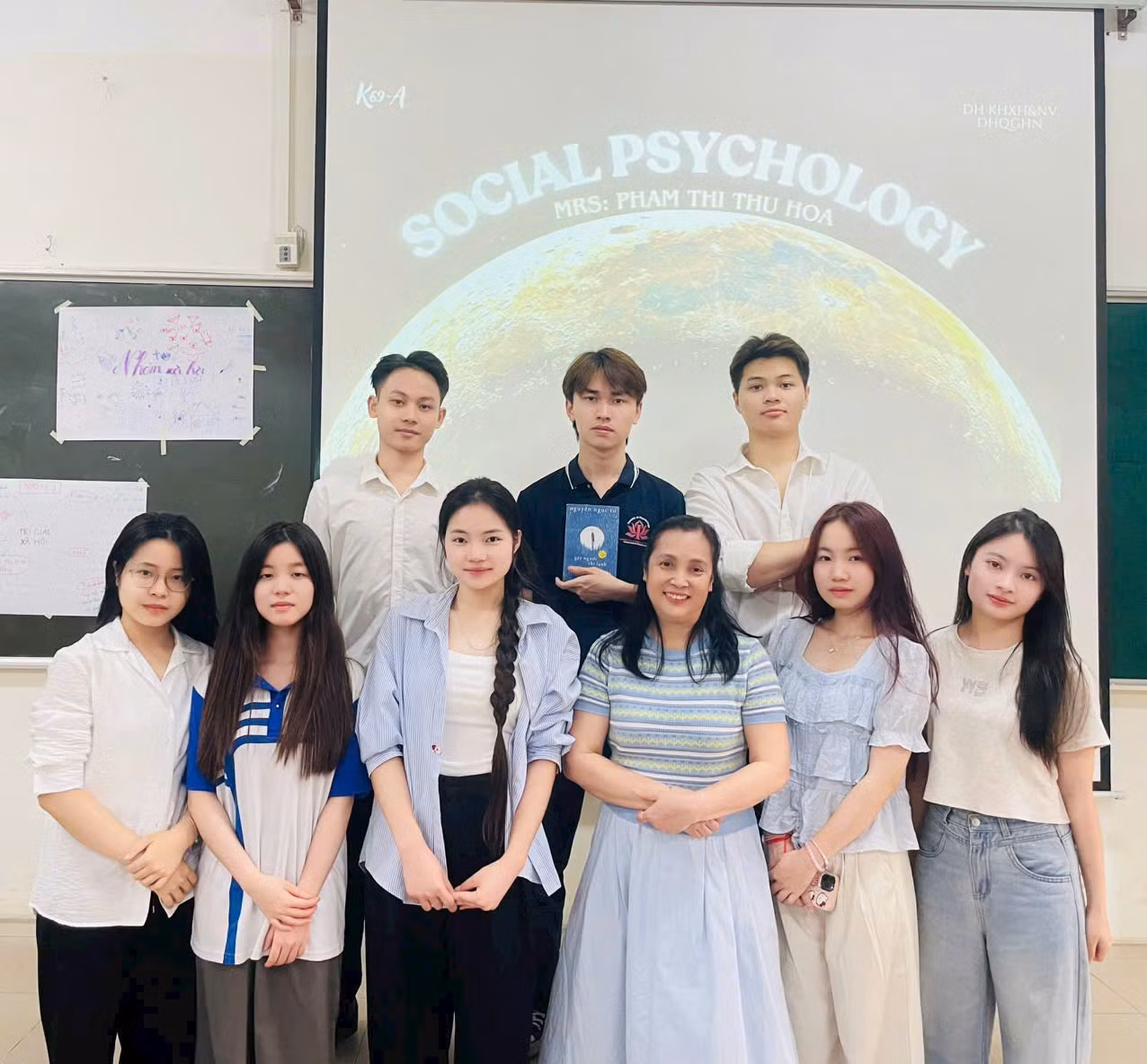 PGS.TS Phạm Thị Thu Hoa cùng sinh viên khoa Tâm lý học. Ảnh: Nhân vật cung cấp