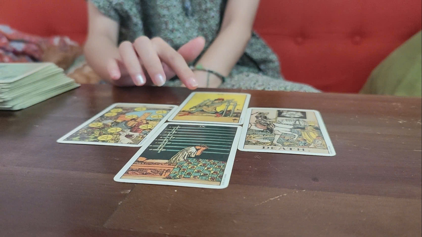 Nhiều người trẻ đi tìm kiếm câu trả lời thông qua những lá bài. Ảnh Thúy Hằng