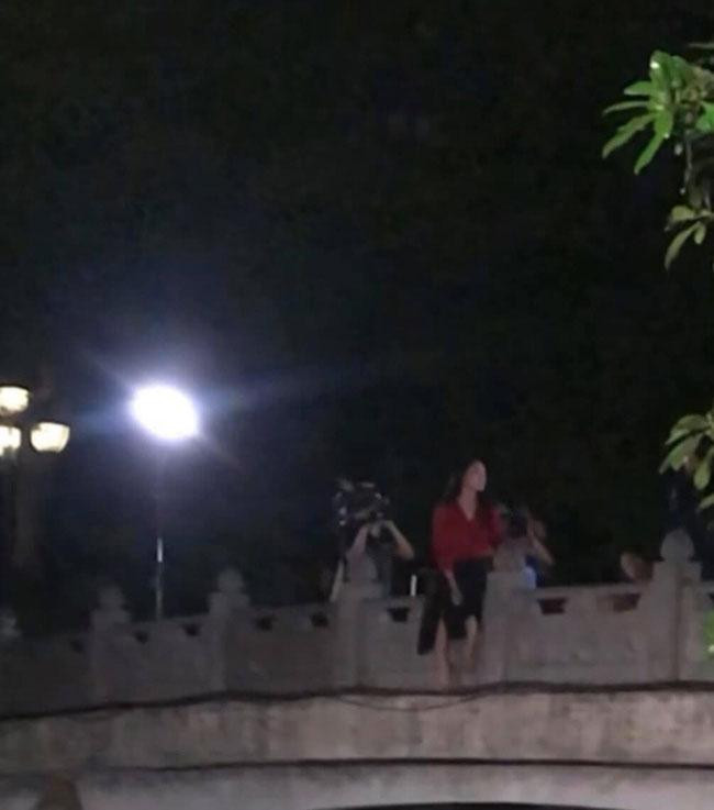 Hình ảnh bà Xuân nhảy cầu được trích ra từ clip hậu trường "Hương vị tình thân" rò rỉ trên mạng.