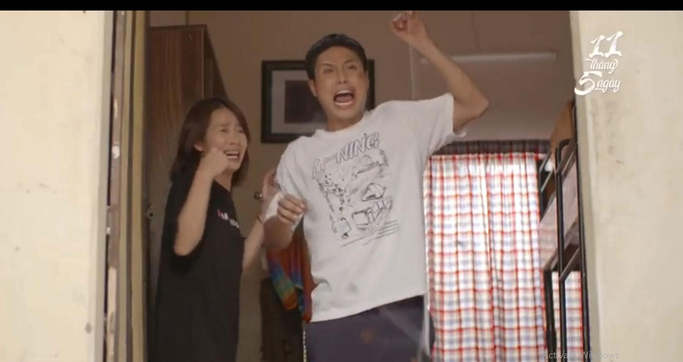 ... Nhưng hậu trường thì anh chàng có biểu cảm thật khó đỡ khi vô tình chạm vào gián.